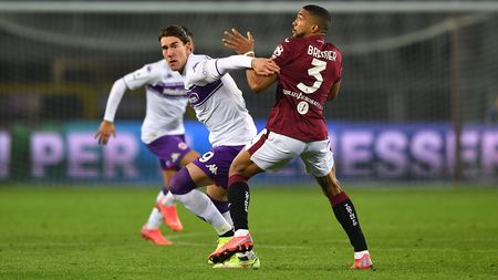 TURIN, ITALY - JANUARY 10: Gleison Bremer of Torino FC competes with Dusan Vlahovic of ACF Fiorentina during the Serie A match between Torino FC v ACF Fiorentina at Stadio Olimpico di Torino on January 10, 2022 in Turin, Italy. (Photo by Valerio Pennicino/Getty Images)