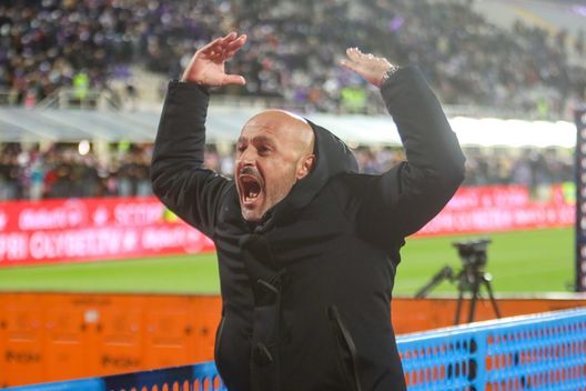 GERMOGLI PH: 11 DICEMBRE 2021 FIRENZE STADIO ARTEMIO FRANCHI SERIE A FIORENTINA VS SALERNITANA NELLA FOTO MISTER VINCENZO ITALIANO GERMOGLI PH: 11 DICEMBRE 2021 FIRENZE STADIO ARTEMIO FRANCHI SERIE A FIORENTINA VS SALERNITANA NELLA FOTO MISTER VINCENZO ITALIANO