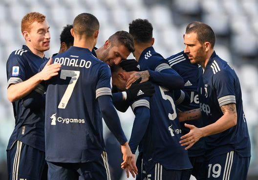 I giocatori della Juventus festeggiano dopo il gol di Arthur contro il Bologna I giocatori della Juventus festeggiano dopo il gol di Arthur contro il Bologna