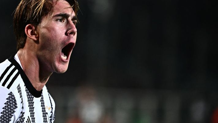 Juventus' Serbian forward Dusan Vlahovic celebrates after opening the scoring during the Italian Serie A football match between Torino and Juventus on October 15, 2022 at the Olympic stadium in Turin. (Photo by Marco BERTORELLO / AFP) (Photo by MARCO BERTORELLO/AFP via Getty Images) Allegri su Vlahovic: “Ora si muove meglio, fisicamente è più leggero” - immagine 1