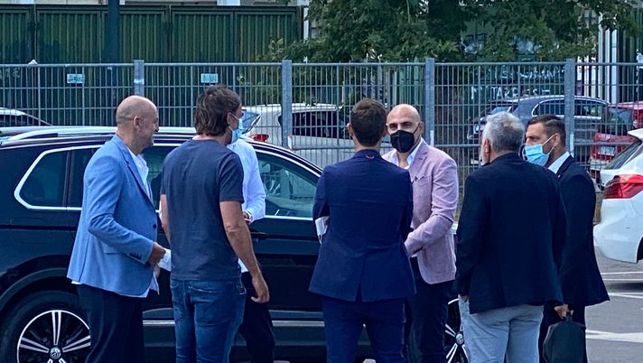 FOTO VN – Lo staff di Italiano in sede per le firme. Domani l’annuncio? FOTO VN – Lo staff di Italiano in sede per le firme. Domani l’annuncio?