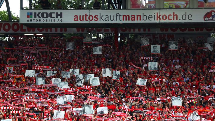 BERLIN, GERMANY - AUGUST 18: Union Berlin fans hold posters of supporters who have passed away in the past 30 years prior to the Bundesliga match between 1. FC Union Berlin and RB Leipzig at Stadion An der Alten Foersterei on August 18, 2019 in Berlin, Germany. (Photo by Martin Rose/Bongarts/Getty Images) BERLIN, GERMANY - AUGUST 18: Union Berlin fans hold posters of supporters who have passed away in the past 30 years prior to the Bundesliga match between 1. FC Union Berlin and RB Leipzig at Stadion An der Alten Foersterei on August 18, 2019 in Berlin, Germany. (Photo by Martin Rose/Bongarts/Getty Images)