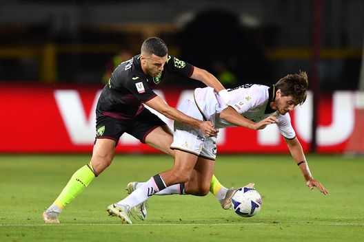 TURIN, ITALY - AUGUST 06: Alessandro Buongiorno of Torino FC tackles Edoardo Soleri of Palermo calcio during the Coppa Italia match between Torino FC and Palermo at Olimpico Stadium on August 6, 2022 in Turin, Italy. (Photo by Valerio Pennicino/Getty Images) Franceschini a TN: “Gol nel finale? Non è solo questione di concentrazione”- immagine 2