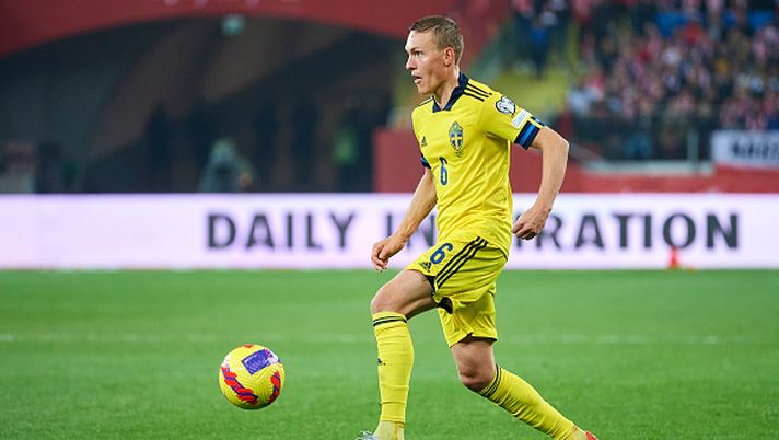 CHORZOW, POLAND - MARCH 29: Ludwig Augustinsson from Sweden controls the ball during the 2022 FIFA World Cup Qualifier knockout round play-off match between Poland and Sweden at Silesian Stadium on March 29, 2022 in Chorzow. (Photo by Adam Nurkiewicz/Getty Images) NORVEGIA-SVEZIA 3-2