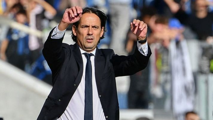 Inter Milan's Italian head coach Simone Inzaghi gives instructions during the Italian Serie A football match between Atalanta and Inter on November 13, 2022 at the Atleti Azzurri d'Italia stadium in Bergamo. (Photo by Isabella BONOTTO / AFP) (Photo by ISABELLA BONOTTO/AFP via Getty Images) Inzaghi: “Rinnoverei il contratto a Dzeko! Brozovic e Calha, così gestirò a gennaio” - immagine 1
