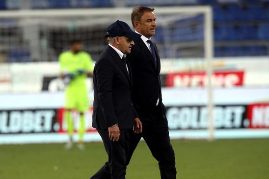  CAGLIARI, ITALY - MAY 12: Giuseppe Iachini and Leonardo Semplici talk after the Serie A match between Cagliari Calcio and ACF Fiorentina at Sardegna Arena on May 12, 2021 in Cagliari, Italy. (Photo by Enrico Locci/Getty Images) 