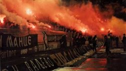 Fuoco e fiamme allo stadio, sugli spalti solo ultras del Partizan: torciata “distanziata” per i 50 anni